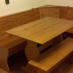 Coin cuisine en bois avec table et banc