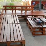 Coin en bois avec une table