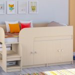 Lit bébé couleur laiteuse avec un espace entièrement clos ci-dessous