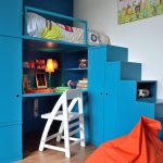 Lit bébé avec un bureau et une armoire