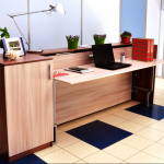 Mur d'enfants avec une table et un lit Umka