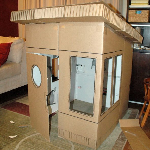 Maison pour les jeux de matériaux de rebut