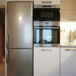 Forno perto da geladeira