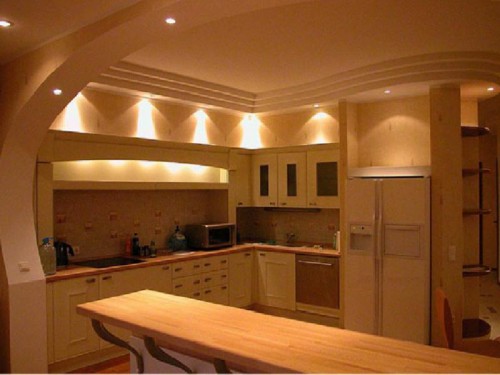 Plafond à deux niveaux dans la cuisine