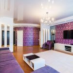 Papier peint violet et canapé dans le salon
