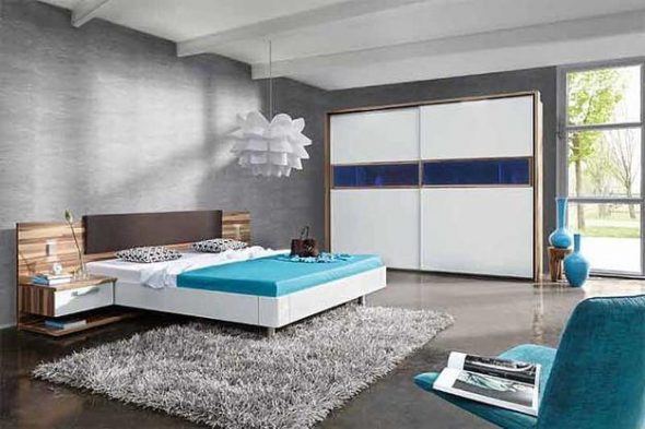 L'intérieur d'une grande et spacieuse chambre