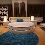 Intérieur d'une grande chambre avec un lit rond