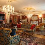 L'intérieur d'une immense salle baroque