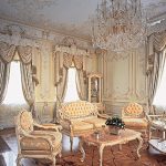 Intérieur avec stuc, or et formes inhabituelles