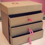 Organisateur en carton sur la table