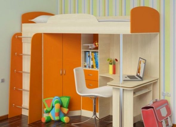 La combinaison d'orange et de couleur claire pour le lit