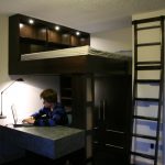 Chambre de garçon avec lit mezzanine en bois