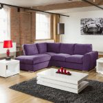 Chambre de style loft avec canapé lumineux