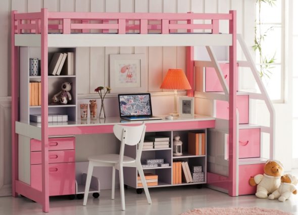 Coin compact et pensif pour la fille