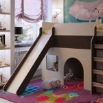 Beau lit mezzanine avec aire de jeux