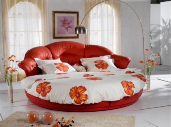 Belle literie sur le lit rond