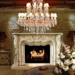 Belle cheminée dans le salon baroque