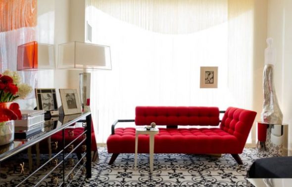 Canapé rouge dans le salon
