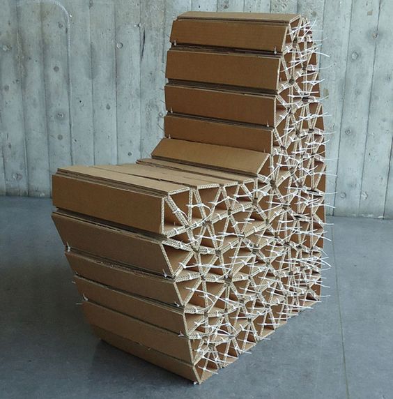 Fauteuil de triangles en carton