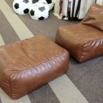 Fauteuil avec pouf marron