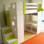Lit pépinière avec espace de travail