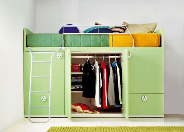Chambre de mansarde avec une garde robe en bas