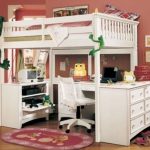 Lit mezzanine en bois avec commode et espace de travail