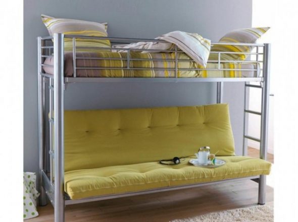 Lit mezzanine d'Ikea ​​avec un canapé en bas