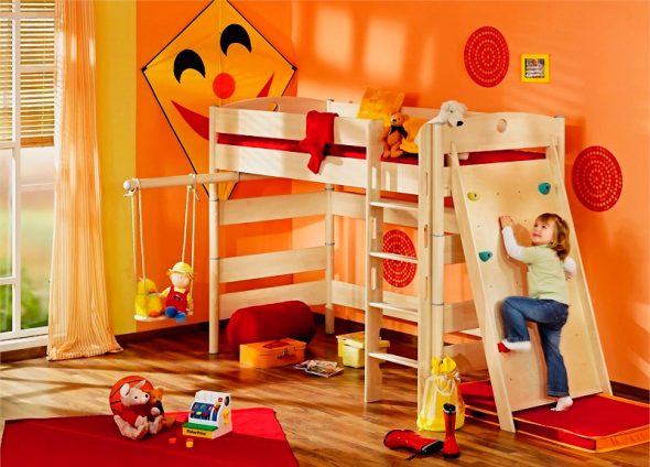 Bedhok met een speelplaats voor kleine kinderen