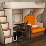 Grenier avec un espace de travail et une chaise pliante