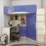 Lit mansardé dans une niche d'un petit appartement
