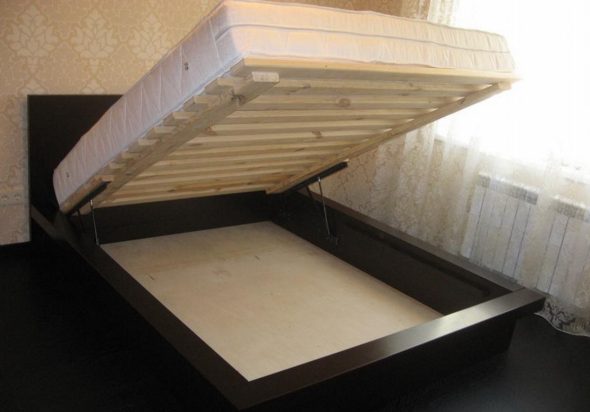 Lit avec matelas élévateur