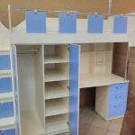 Lit avec armoire et table