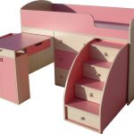 Lit avec une table gigogne rose