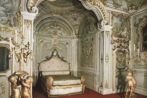 Lit dans une niche pour la chambre