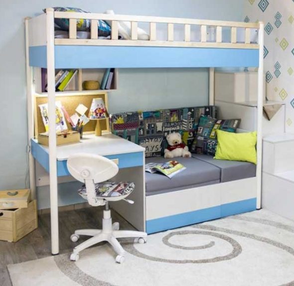 Petit lit mezzanine avec canapé et espace de travail