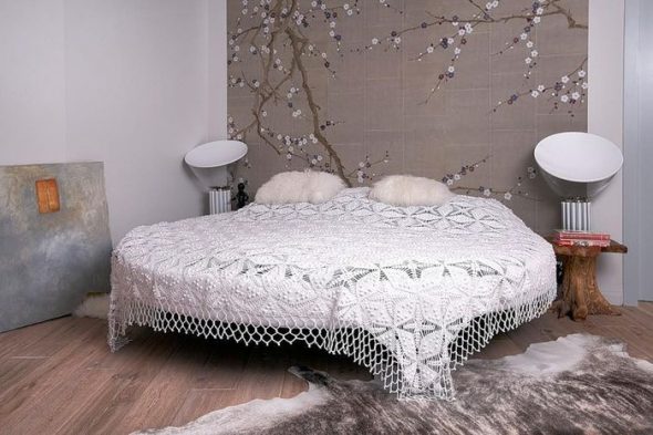 Lit rond avec manteau de dentelle