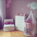 Transformateur de lit rond avec pendule à l'intérieur de la chambre des enfants
