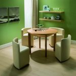 Table ronde avec des chaises de forme inhabituelle
