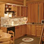 Cuisine en pin dans une maison en bois