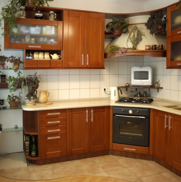 Cozinha com fogão e forno no canto