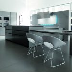 Cuisine avec miroir et surfaces en verre