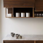 Meuble de cuisine en noyer combiné avec du blanc