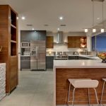 Les meubles de cuisine combinent le blanc et le noyer à l'intérieur.