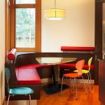 Coin cuisine avec une table à gouttes