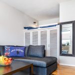 Studio avec lit mansardé et armoire en bas