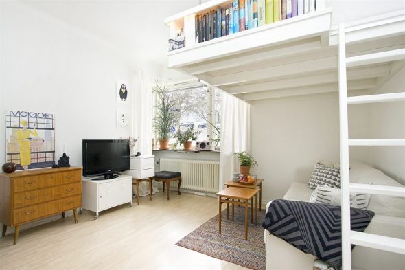 Studio avec un lit à l'étage et un coin salon en bas