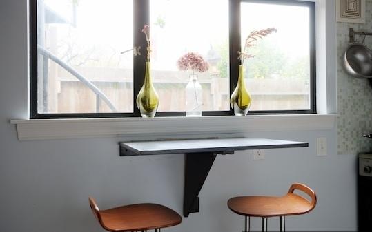 Petite table pliante près de la fenêtre