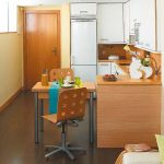 Une petite table coulissante intégrée dans la cuisine
