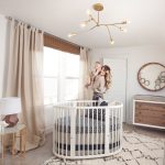 Bébé avec maman près du lit